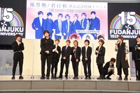 赤星良宗（左から2番目）による「楽屋でボーっとする神尾楓珠」のモノマネを見守るメンバー。