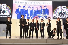 赤星良宗（左から2番目）による「楽屋でボーっとする神尾楓珠」のモノマネを見守るメンバー。