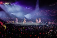 センターステージに佇むももいろクローバーZ。