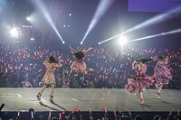 「行くぜっ！怪盗少女 -ZZ ver.-」のエビ反りジャンプの瞬間。