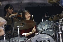 ドラムを叩く齋藤飛鳥。（提供：ソニー・ミュージックレーベルズ）