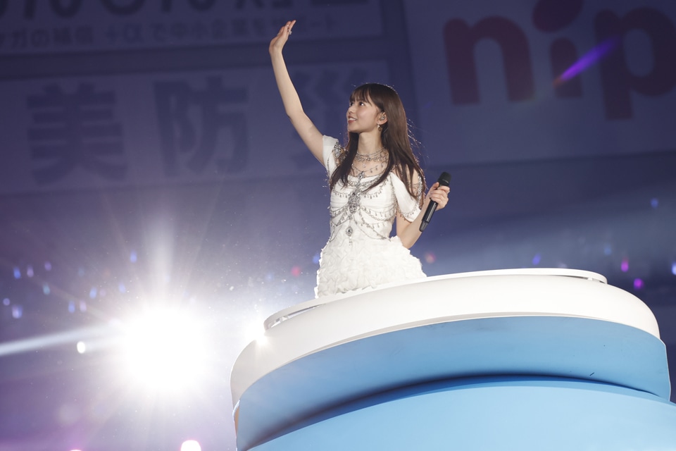 客席に手を振る齋藤飛鳥。（提供：ソニー・ミュージックレーベルズ）