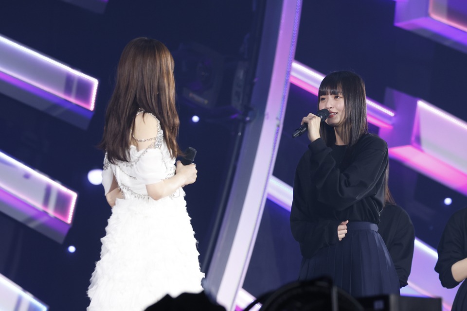 左から齋藤飛鳥、遠藤さくら。（提供：ソニー・ミュージックレーベルズ）