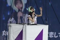 トリンギョ型の気球に乗る齋藤飛鳥。（提供：ソニー・ミュージックレーベルズ）