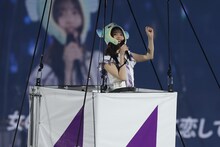 トリンギョ型の気球に乗る齋藤飛鳥。（提供：ソニー・ミュージックレーベルズ）