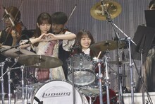 ドラムを叩く齋藤飛鳥。（提供：ソニー・ミュージックレーベルズ）