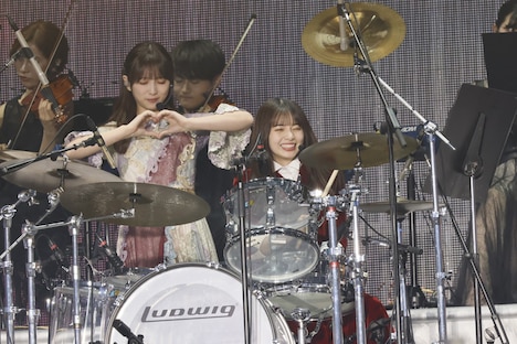 ドラムを叩く齋藤飛鳥。(提供:ソニー・ミュージックレーベルズ)