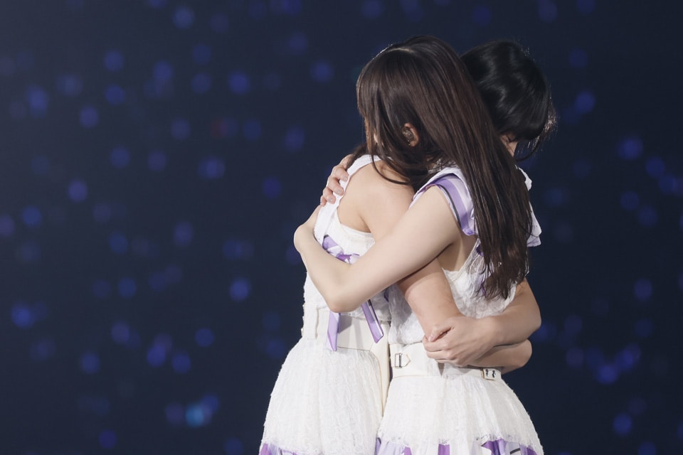 抱き合う遠藤さくら、齋藤飛鳥。（提供：ソニー・ミュージック