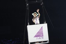 トリンギョ型の気球に乗る齋藤飛鳥。