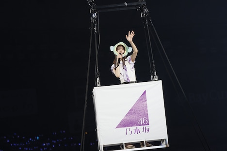 トリンギョ型の気球に乗る齋藤飛鳥。