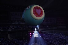 トリンギョ型の気球に乗る齋藤飛鳥。（提供：ソニー・ミュージックレーベルズ）