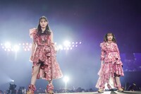 左から百田夏菜子、佐々木彩夏。