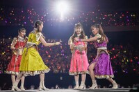 ステージ上でじゃんけんを始めるももいろクローバーZ。