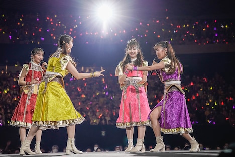 ステージ上でじゃんけんを始めるももいろクローバーZ。