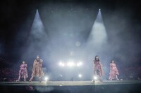 センターステージに佇むももいろクローバーZ。