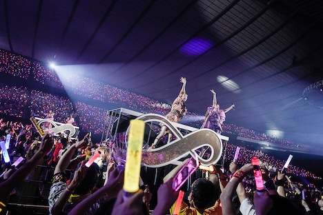 ゴンドラでアリーナを移動するももいろクローバーZ。