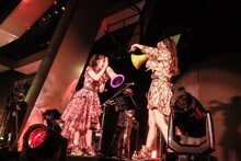 左から佐々木彩夏、玉井詩織。