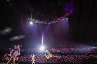 「行くぜっ！怪盗少女 -ZZ ver.-」のエビ反りジャンプの瞬間。