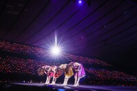 客席に向かっておじぎをするももいろクローバーZ。