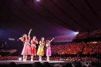 モノノフの「ありがとう」という声を笑顔で受け止めるももいろクローバーZ。