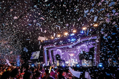 紙吹雪が舞う東京・国立代々木競技場第一体育館。