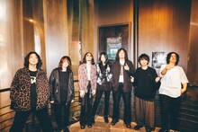 「ライブナタリー “ヒトリエ × The Novembers”」より、終演後のヒトリエとThe Novembers。（撮影：西槇太一）