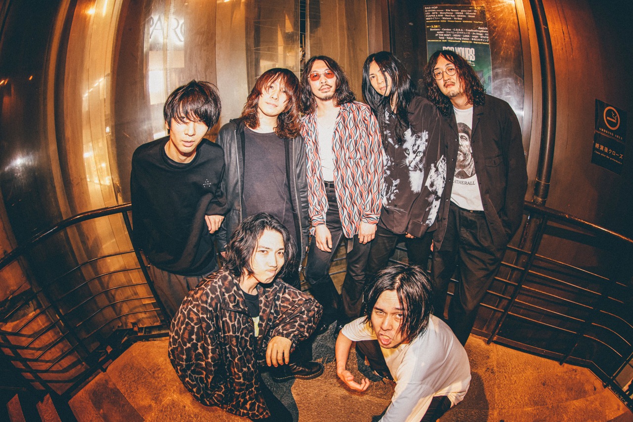 「ライブナタリー “ヒトリエ × The Novembers”」より、終演後のヒトリエとThe Novembers。（撮影：西槇太一）