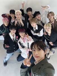 INIのリハスタに「バズリズム02」が潜入、意外な素顔やルールが明らかに