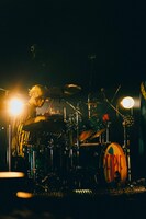 Takeuchi（Dr, MPC）（Photo by renzo masuda）