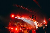 「PEOPLE 1 2022 AW TOUR “嘘だらけのPEOPLE 1” 再振替公演」の様子。（Photo by renzo masuda）