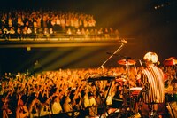 「PEOPLE 1 2022 AW TOUR “嘘だらけのPEOPLE 1” 再振替公演」の様子。（Photo by renzo masuda）