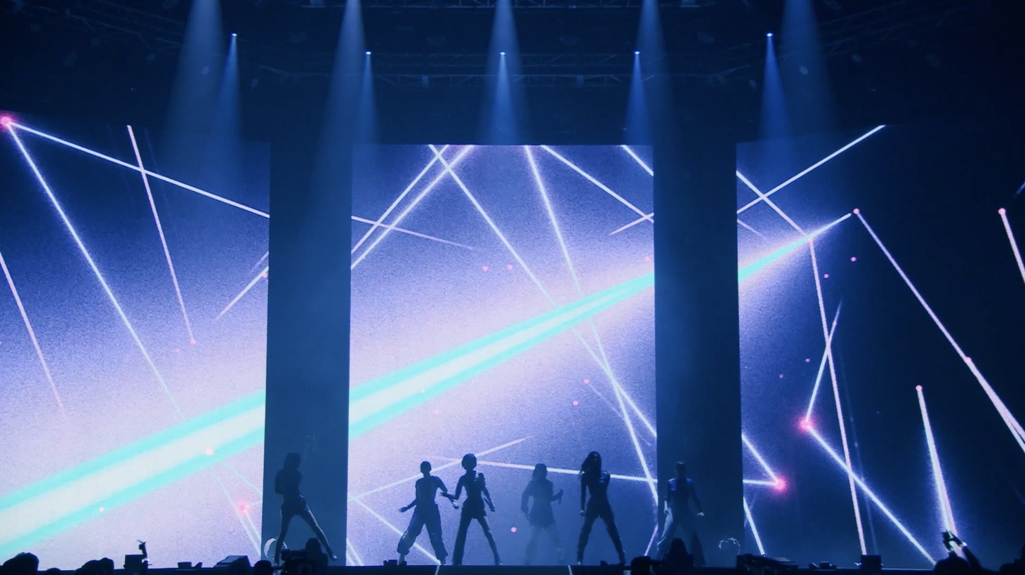 ExWHYZの日本武道館公演ライブ映像より。