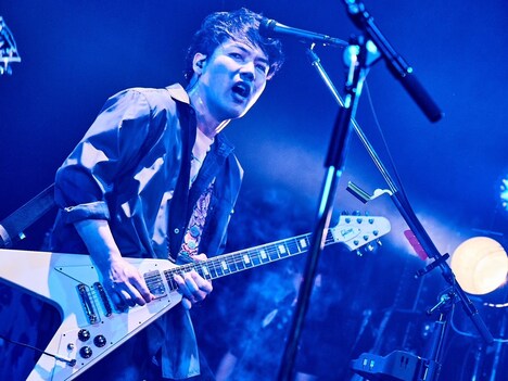 田辺由明（G, Cho）（撮影：酒井ダイスケ）