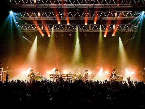 マカロニえんぴつ「マカロックツアーvol.15 ～あやかりたい！煌めきビューチフルセッション編～」より5月18日 の東京・Zepp DiverCity（TOKYO）公演の様子。（撮影：酒井ダイスケ）