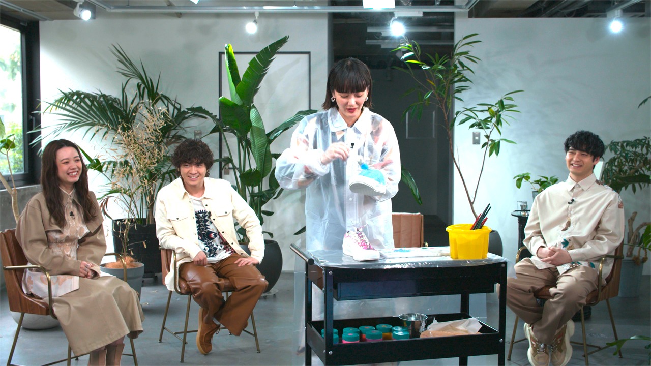 「緑黄色社会『pink blue』SPECIAL」より、スニーカーペイント中の緑黄色社会。