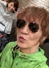 TOMOVSKYとサポートドラマーのクメムラヒトミ（後方）。