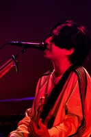 はっとり（Vo, G / マカロニえんぴつ）（Photo by Daisuke Sakai）