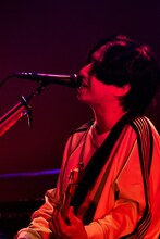 はっとり（Vo, G / マカロニえんぴつ）（Photo by Daisuke Sakai）