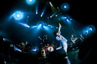 「服部」を歌うはっとり（Vo, G / マカロニえんぴつ）。（Photo by Daisuke Sakai）