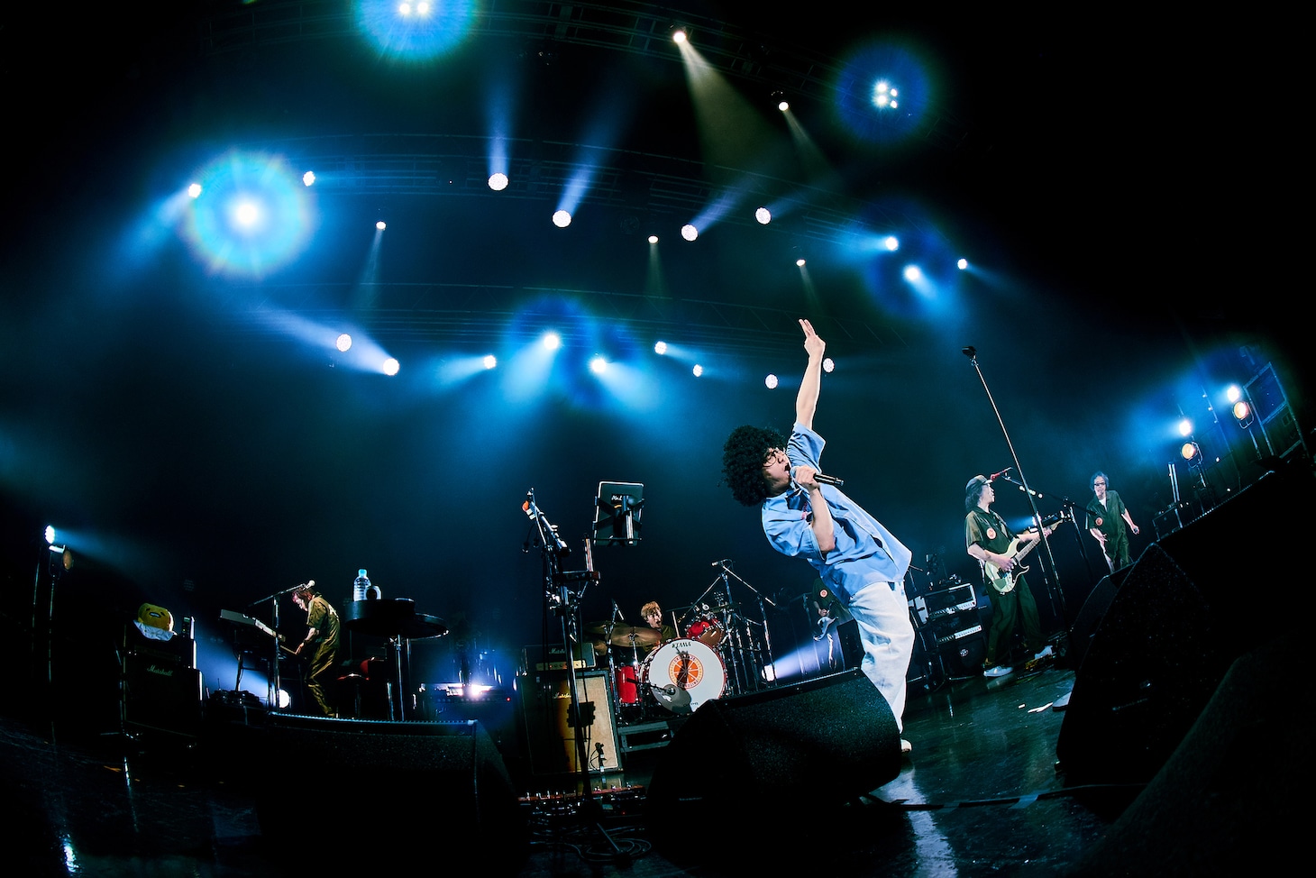 「服部」を歌うはっとり（Vo, G / マカロニえんぴつ）。（Photo by Daisuke Sakai）