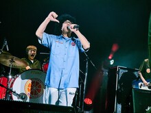 「服部」を歌うはっとり（Vo, G / マカロニえんぴつ）。（Photo by Daisuke Sakai）