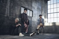 リアクション ザ ブッタ。右が大野宏二朗（Dr）。