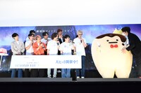 「劇場版アイドリッシュセブン LIVE 4bit BEYOND THE PERiOD」キャストが王様プリンに話しかける様子。