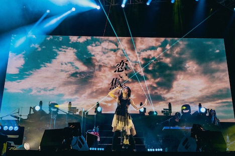 「コイコガレ」を熱唱するmilet。（撮影：入日伸介）