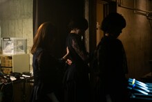 背中を叩き合って気合いを入れるNegicco。