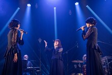 向かい合って声を合わせるNegicco。