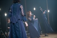 「この衣装、いいっしょ？」とNao☆（中央）。