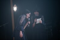 Megu（右）の占いメモを覗き込むKaede（左）。