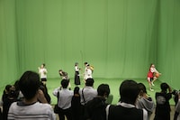 フリー素材撮影の様子。（提供：エイベックス）