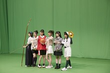 部活動の衣装を着用した超ときめき♡宣伝部。（提供：エイベックス）